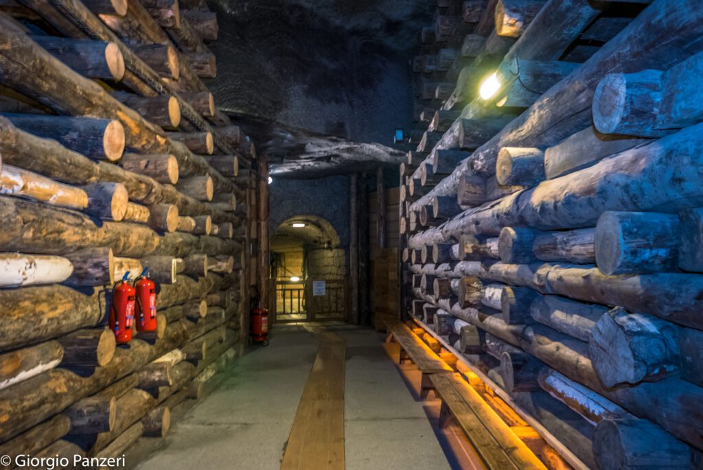 1050290-1024x685 Polonia: la bellissima miniera di sale “Wieliczka”