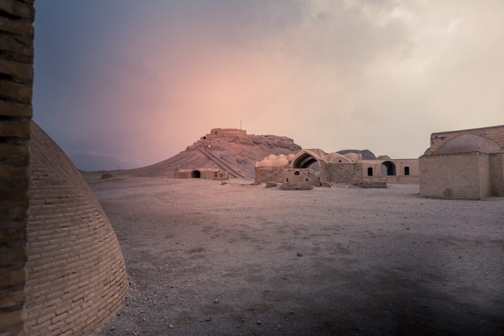 741B7296-6B43-4831-AC31-F7BB6AF60BEC-1024x683 Lo Zoroastrismo iraniano: il Tempio del fuoco di Yazd e le Torri del Silenzio