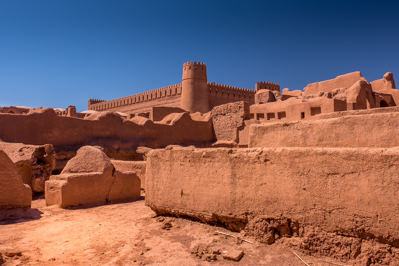 Iran: la bella cittadella fortificata in mattoni crudi di Rayen