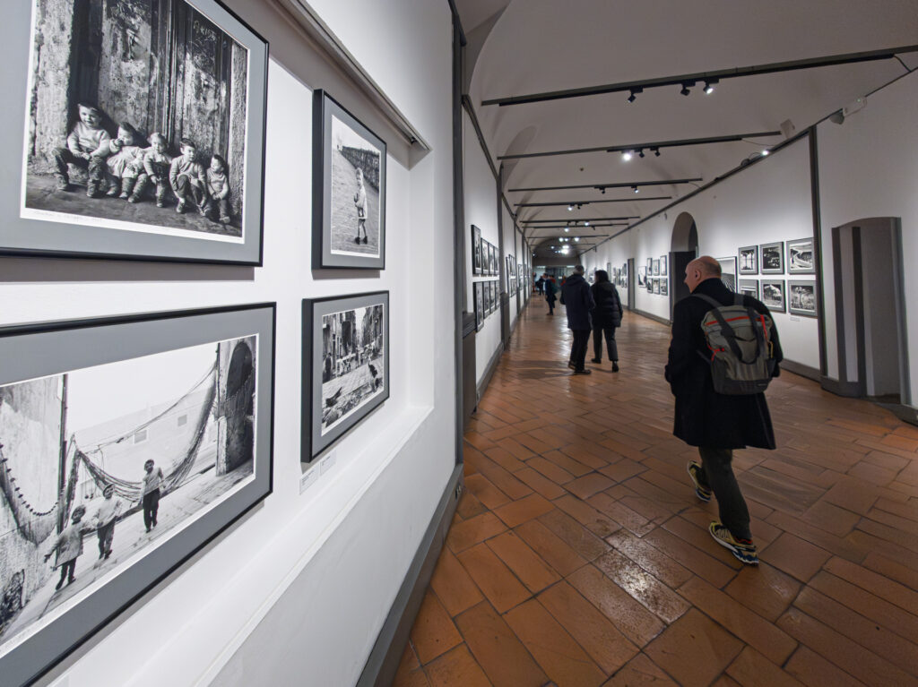 IMG_20251125_194756-1024x767 Elio Ciol: sguardi e silenzi, la mostra fotografica al Museo Diocesano di Milano